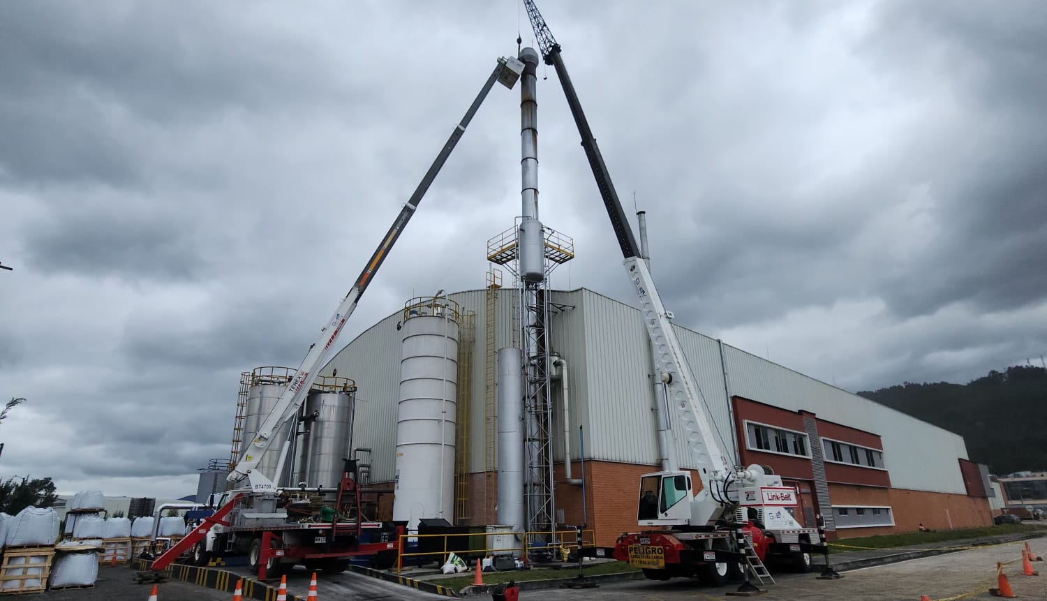 Montaje industrial con grúas de GyH Soluciones Integrales